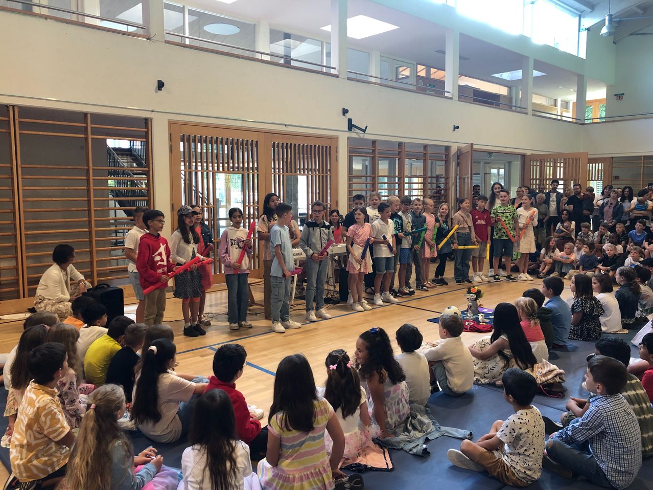 Bild enthält, People, Person, Child, Female, Girl, Boy, Male, Crowd, School, Classroom