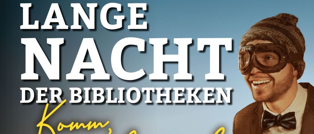 Werbeplakat für die Nacht der Bibliotheken. Ein Mann in Vintage-Kleidung hält ein offenes Buch. Veranstaltungsdetails und Zeitplan werden angezeigt.