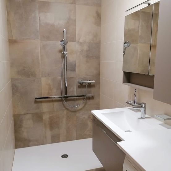 Bild enthält, Indoors, Sink, Bathroom, Room, Shower Faucet