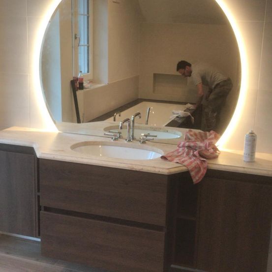 Bild enthält, Adult, Male, Man, Person, Sink, Sink Faucet, Basin