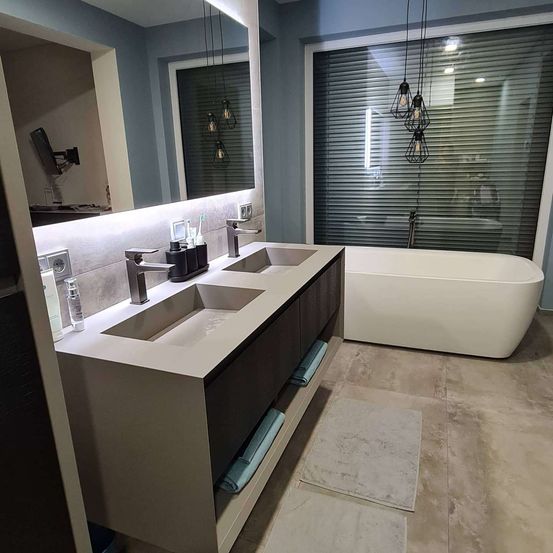 Bild enthält, Sink, Floor, Bathing, Double Sink, Bathtub, Person, Tub, Indoors, Interior Design