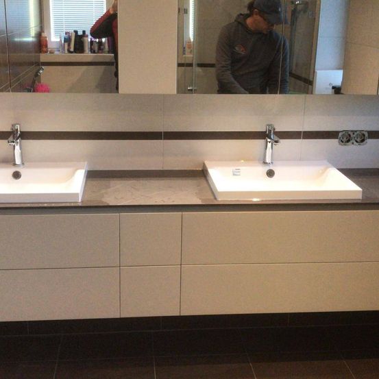 Bild enthält, Adult, Male, Man, Person, Double Sink, Sink, Sink Faucet, Face, Head