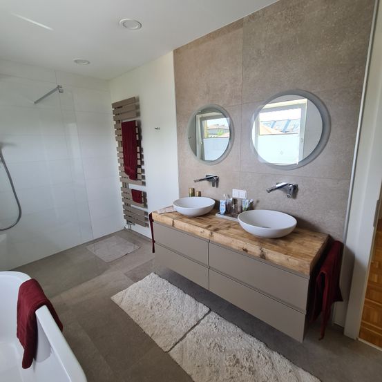 Bild enthält, Architecture, Building, Home Decor, Bathing, Sink, Sink Faucet, Double Sink