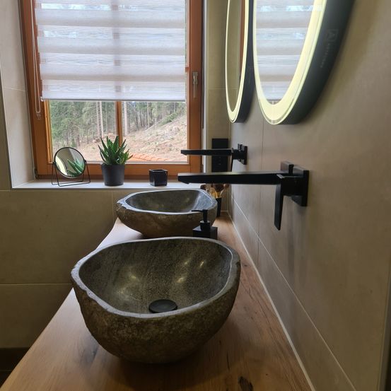 Bild enthält, Basin, Hardwood, Wood, Sink, Sink Faucet, Plant