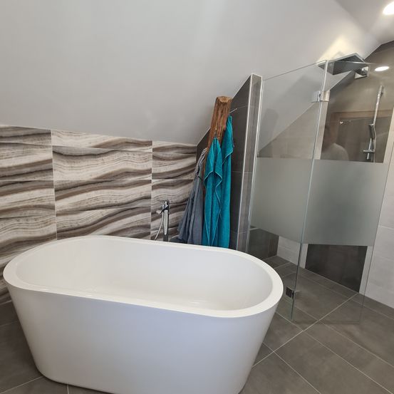 Bild enthält, Bathing, Bathtub, Person, Tub, Indoors, Interior Design