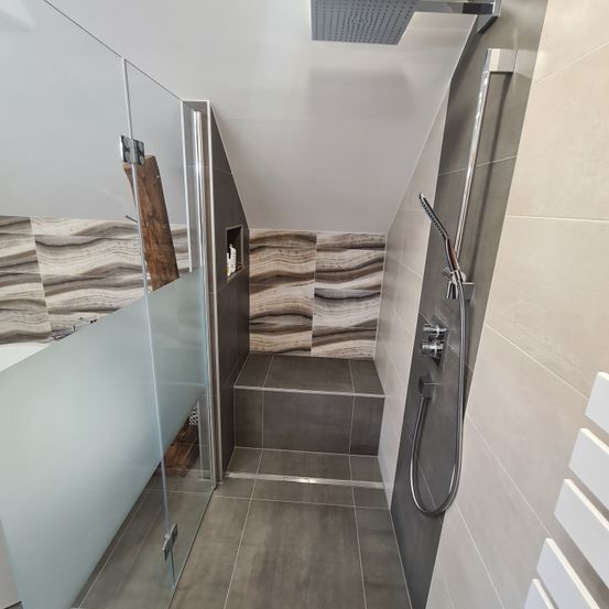 Bild enthält, Indoors, Interior Design, Architecture, Building, Floor, Bathroom, Room, Shower