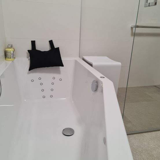 Bild enthält, Tub, Bathing, Bathtub, Person, Ice Hockey Puck, Rink, Skating, Sport, Indoors, Interior Design