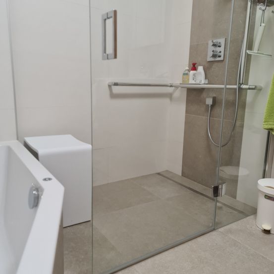 Bild enthält, Indoors, Bathing, Bathtub, Person, Tub, Floor, Bathroom, Room, Shower