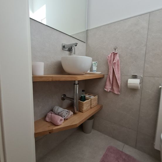 Bild enthält, Basin, Corner, Sink, Sink Faucet, Indoors