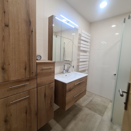 Bild enthält, Indoors, Interior Design, Corner, Sink, Sink Faucet, Floor, Wood, Flooring