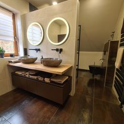 Bild enthält, Floor, Flooring, Indoors, Interior Design, Wood, Architecture, Building, Hardwood, Sink, Sink Faucet