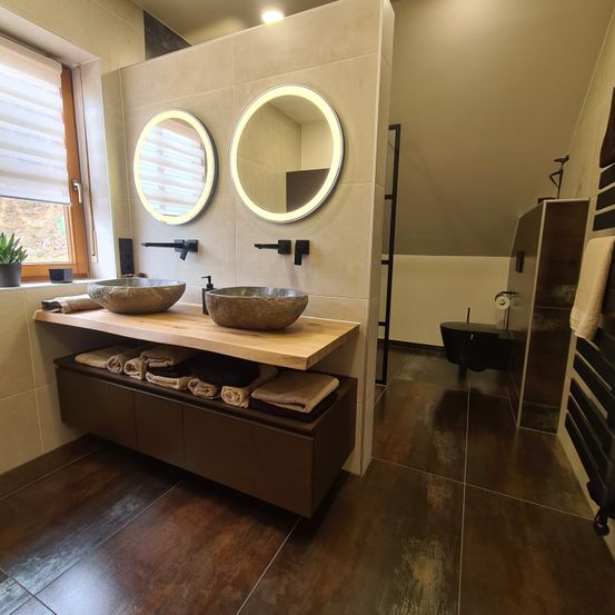 Bild enthält, Floor, Flooring, Indoors, Interior Design, Wood, Architecture, Building, Hardwood, Sink, Sink Faucet