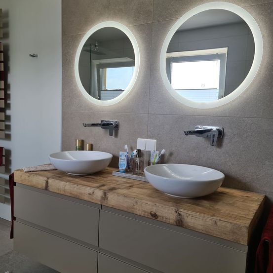 Bild enthält, Double Sink, Sink, Basin, Home Decor, Rug, Brush, Device, Tool, Toothbrush