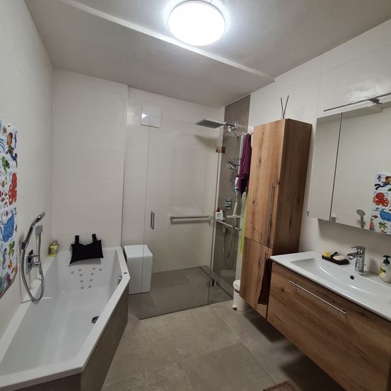 Bild enthält, Indoors, Interior Design, Floor, Flooring, Bathing, Bathtub, Tub, Wood, Sink, Sink Faucet