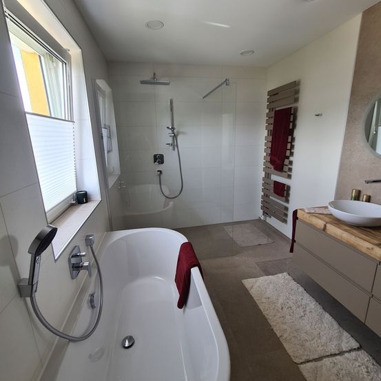 Bild enthält, Bathing, Bathtub, Person, Tub, Floor, Indoors, Interior Design, Flooring, Bathroom, Room