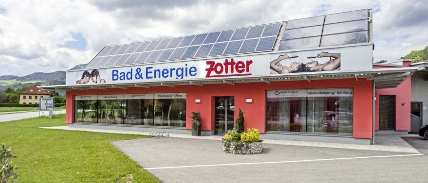 Bild enthält, Architecture, Building, Electrical Device, Solar Panels, Car, Transportation, Vehicle, Person, Outdoors, Plant