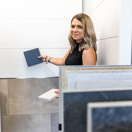 Bild enthält, Adult, Female, Person, Woman, Face, Head, Indoors, Computer, Electronics, Tablet Computer