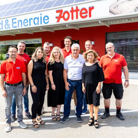 Bild enthält, People, Person, Adult, Female, Woman, Groupshot, Pants, Jeans, Male, Man