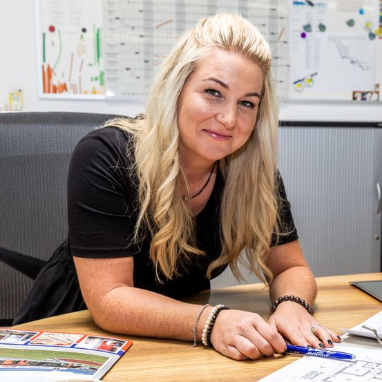 Bild enthält, Blonde, Person, Adult, Female, Woman, Furniture, Table, Face, Head, Desk
