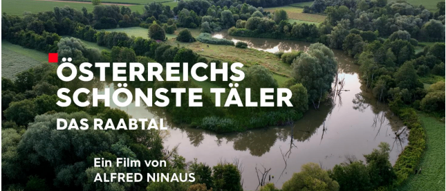 Eine Luftaufnahme des schönsten Tals Österreichs, des Raabtals, zeigt üppiges Grün und einen ruhigen Fluss mit einer Filmcredit an Alfred Ninaus.