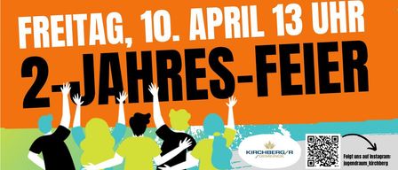 Plakat für die jährliche Feier mit Silhouetten von Menschen, die ihre Hände heben. Es steht 'Kostenlose Snacks & Gewinne' in fetten Buchstaben. Das Datum ist der 10. April, um 13 Uhr. Unten rechts befindet sich ein QR-Code.