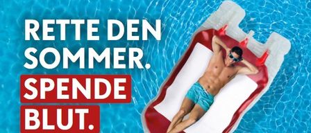 Ein Mann mit Sonnenbrille und blauer Badehose liegt auf einem roten aufblasbaren Liegestuhl im Schwimmbecken. Die Worte 'Rette den Sommer. Spende Blut.' sind in weiß und rot geschrieben.