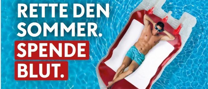 Plakat für Blutspende-Event am 27. August mit einem Mann auf einem Schwimmbecken. QR-Code für App.