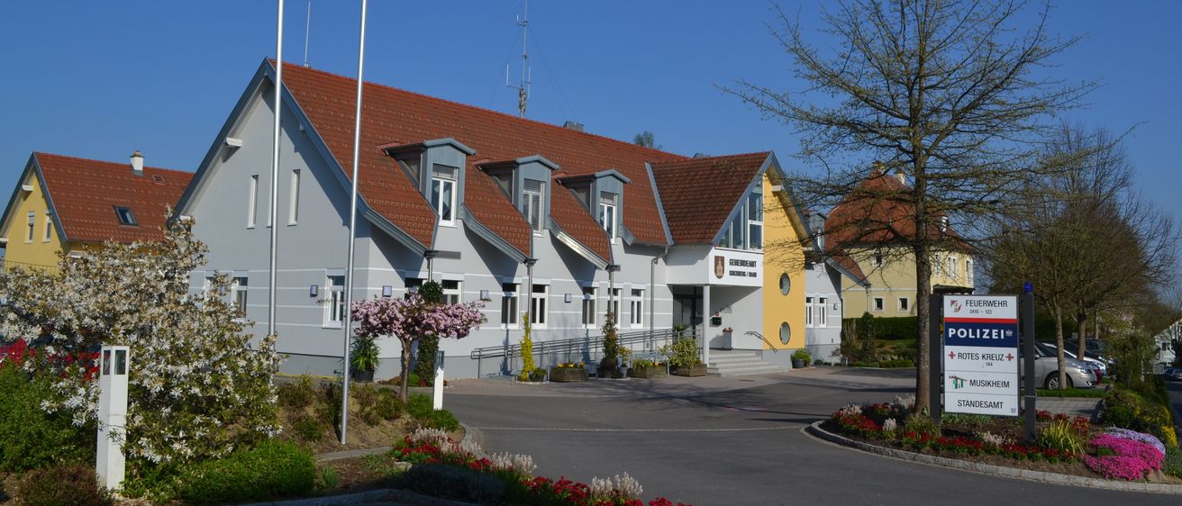 Bild enthält, Neighborhood, Road, Suburb, Tarmac, City, Building, Housing, Intersection, House, Car