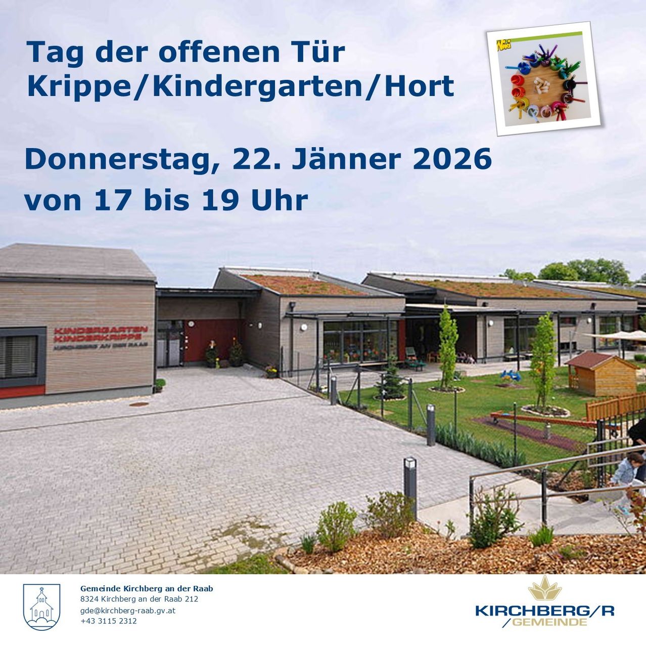 Eine Werbung für den Tag der offenen Tür in einer Krippe, einem Kindergarten und einer Spielgruppe. Die Veranstaltung findet am Donnerstag, 22. Januar 2026, von 17 bis 19 Uhr statt. Das Bild zeigt das Äußere des Gebäudes und einen Spielplatz.