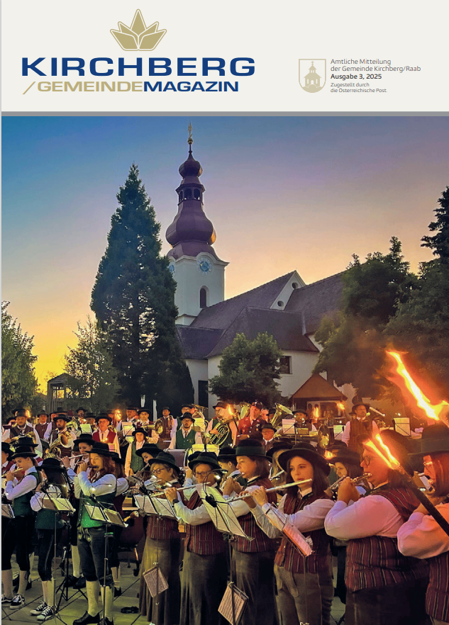 Die Titelseite einer Gemeindezeitschrift zeigt eine Gruppe von Musikern, die vor einer Kirche bei sonnigem Wetter Instrumente spielen.