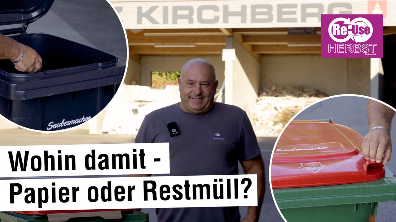 Ein Mann steht lächelnd vor einem Schild für Kirchberg. Ein Mülleimer und ein Recyclingbehälter sind im Hintergrund zu sehen. Die Worte 'Damit - oder Restmüll?' sind in weiß geschrieben.