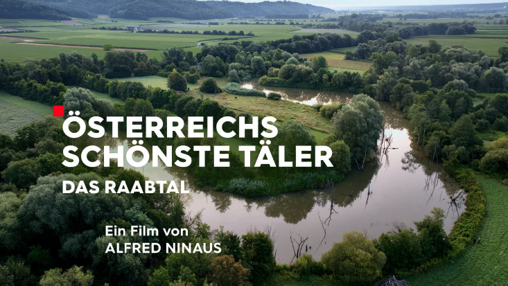 Luftaufnahme der schönsten Täler Österreichs, mit Fokus auf das Raabtal. Ein Film von Alfred Ninaus. Grüne Felder, Bäume und ein mäandernder Fluss prägen die Landschaft.