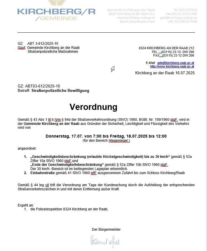 Das Bild zeigt eine Verkehrsregelungsanordnung der Gemeinde Kirchberg an der Raab. Es beinhaltet eine Geschwindigkeitsbegrenzung von 30 km/h mit spezifischen Bedingungen und Zeiten vom 17.07. bis 18.07.2025. Die Regelung erfolgt gemäß dem Straßenverkehrsgesetz. Die Anordnung wird vom Bürgermeister erlassen.
