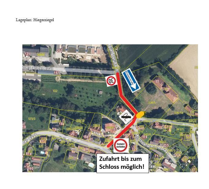 Die Karte zeigt ein ländliches Gebiet mit Straßen und Gebäuden. Fahrzeuge sind nicht erlaubt, was durch ein Schild angezeigt wird. Die Route führt zu einem Schloss, wie auf der Karte vermerkt.
