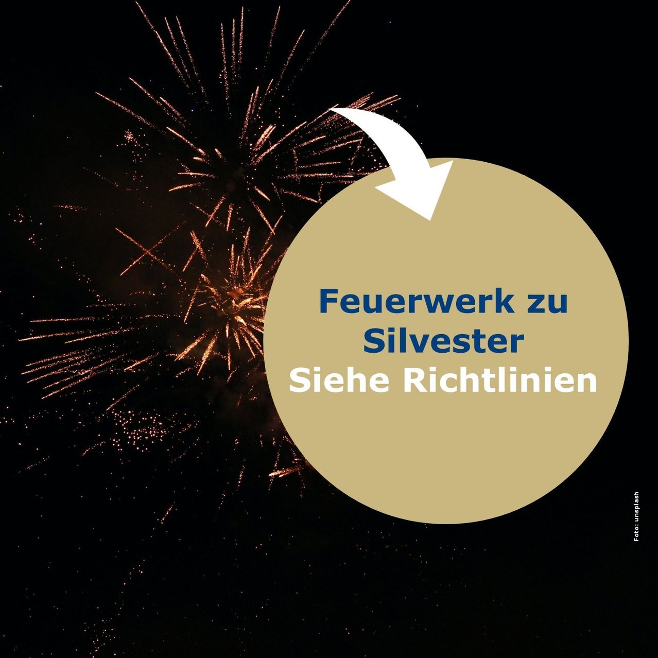 Eine Feuerwerksshow mit einem schwarzen Nachthimmel im Hintergrund. Es gibt einen weißen Pfeil, der nach oben zeigt. Der Text in der Mitte lautet 'Feuerwerk zu Silvester, siehe Richtlinien.' Es gibt einen Wasserzeichen, das 'Fotos: Unsplash' sagt.