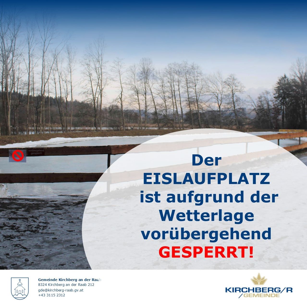 Ein Zaun mit einem Schild verbietet den Eintritt. Der Eislaufplatz ist vorübergehend aufgrund der Wetterlage gesperrt. Das Bild zeigt eine verschneite Landschaft mit klarem blauem Himmel.