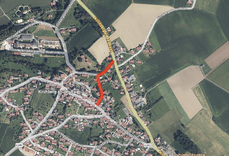 Eine Luftaufnahme von Kirchberg an der Raab, Österreich, zeigt ein Straßennetz mit einer hervorgehobenen roten Route durch das Dorf.