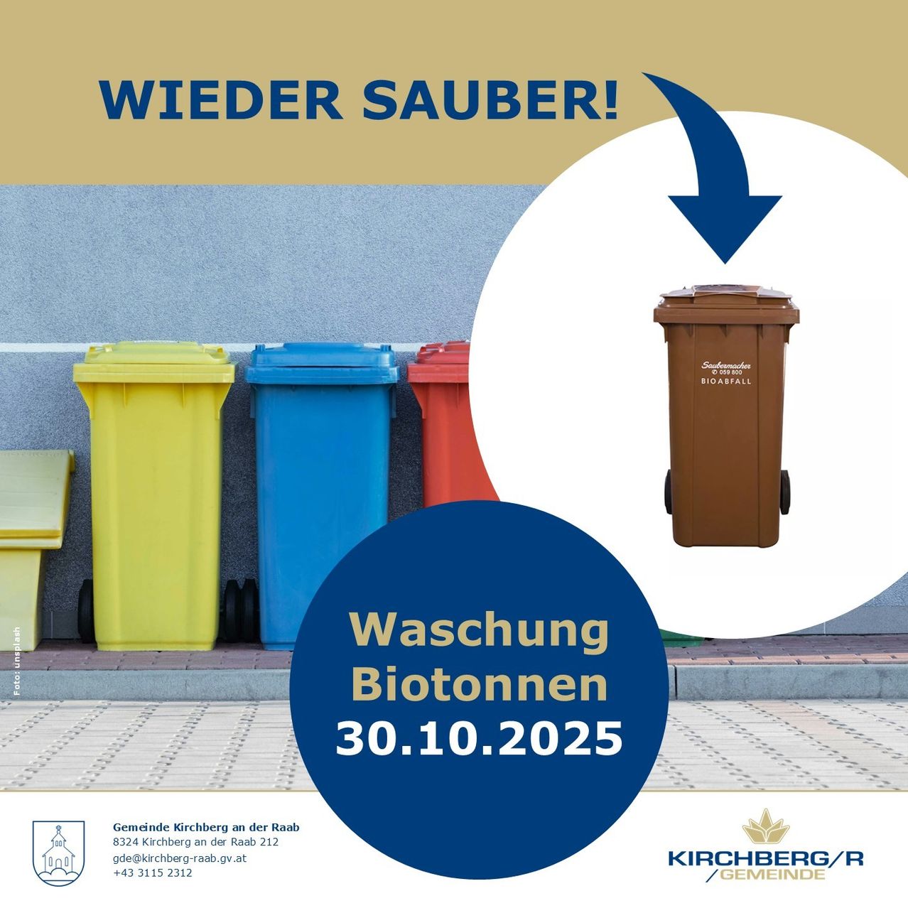 Plakat für die Abfallsammlung. Vier Recyclingbehälter in verschiedenen Farben sind aufgereiht. Der blaue Pfeil zeigt auf einen braunen Behälter. Text: Wieder Sauber! Waschen Biotonne 30.10.2025.