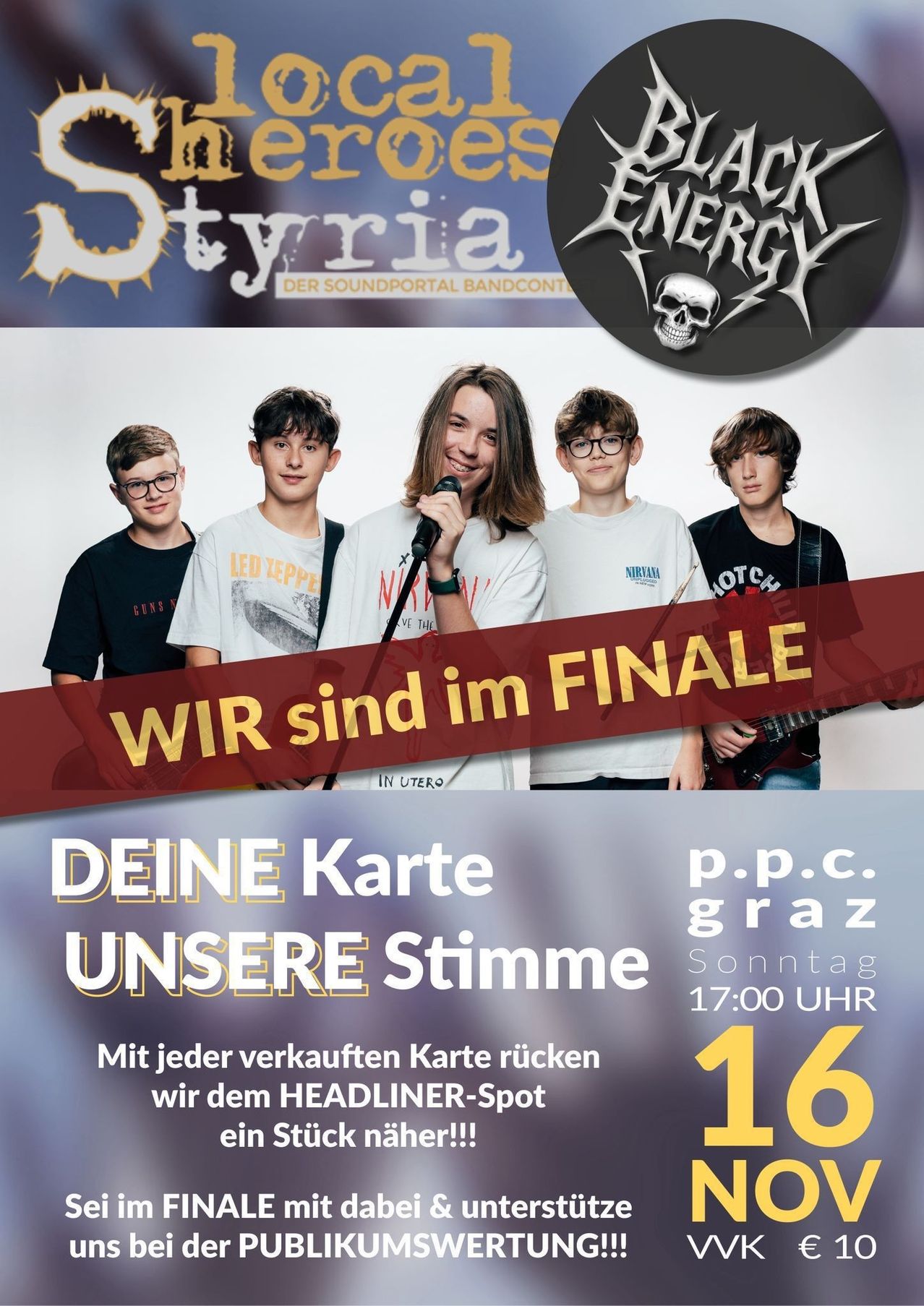 Ein Plakat zeigt fünf junge Bandmitglieder mit Gitarren und Mikrofon und bewirbt eine Musikveranstaltung. Der Text lautet 'WIR sind im FINALE'. Darunter steht 'DEINE Karte UNSERE Stimme', das die Leute ermutigt, für die Band zu stimmen. Die Veranstaltung ist für Sonntag um 17 Uhr geplant.