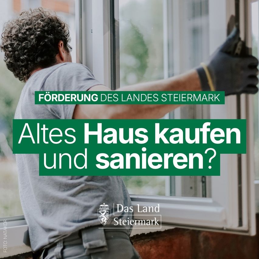 Ein Mann mit lockigem Haar repariert einen Fensterrahmen in einem Haus. Der Fensterrahmen ist weiß, und der Mann trägt ein graues Hemd und schwarze Handschuhe. Der Text 'Altes Haus kaufen und sanieren?' ist in Grün geschrieben.