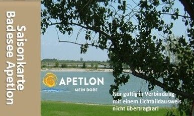 Ein Poster bewirbt die Saison von Badesee Karte Appellon. Es zeigt einen See mit einem Baum im Vordergrund und einem Wasserzeichen mit der Aufschrift 'Apetlon Mein Dorf'. Der Text ermutigt Besucher, den See zu genießen, allerdings nicht während einer lichtverschmutzenden Veranstaltung.