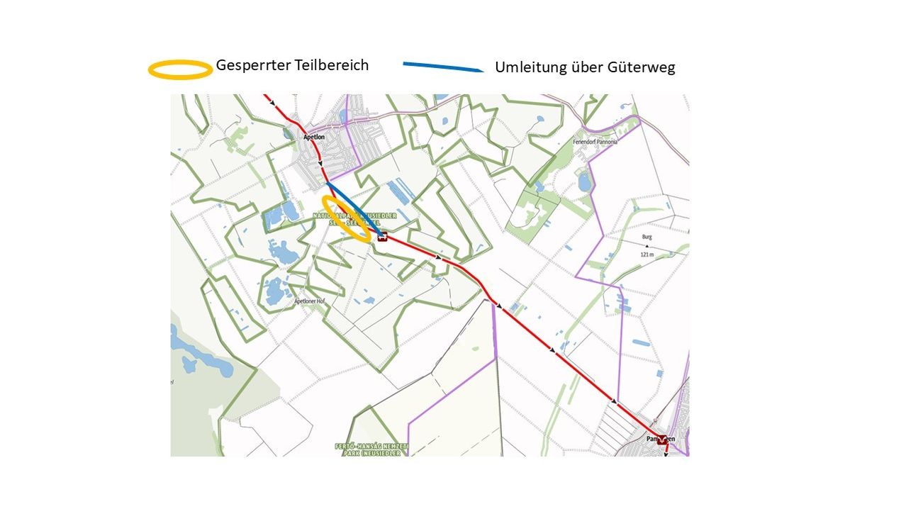 Eine Karte, die eine Umleitung um einen blockierten Abschnitt zeigt, wobei der ursprüngliche Weg rot und die Umleitung blau markiert ist. Die Karte enthält Entfernungen und verschiedene Ortsnamen.
