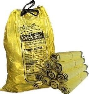 Ein gelber Sack mit der Aufschrift Gelber Sack und mehreren gelben zylindrischen Gegenständen daneben. Der Sack hat einen schwarzen Griff.