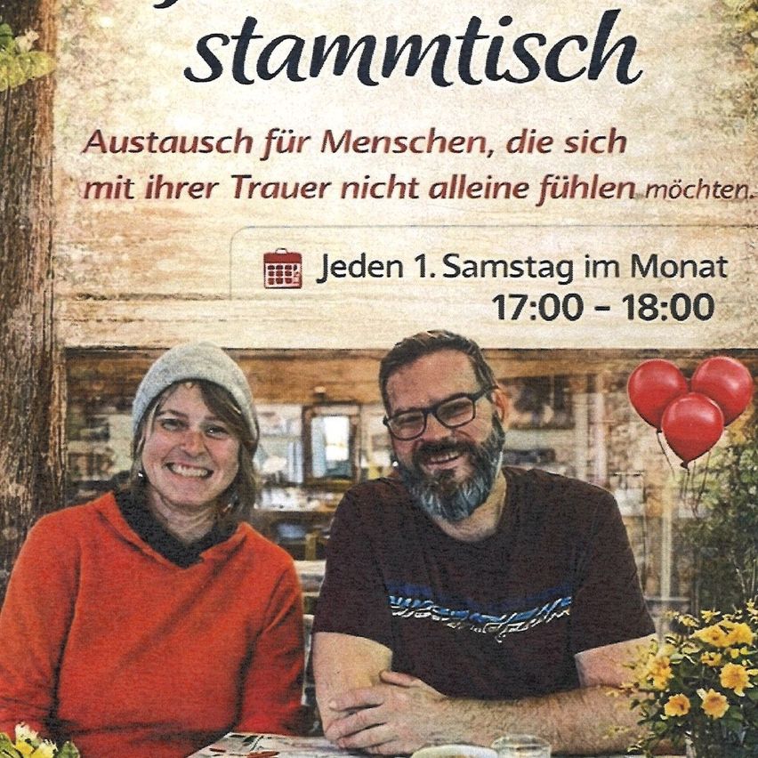 Ein Poster für Stammtisch zeigt ein lächelndes Paar, das zusammen sitzt, mit Luftballons und einem Tisch mit Blumen. Es ist für Menschen, die nicht allein mit ihrer Traurigkeit sein möchten. Die Veranstaltung findet jeden ersten Samstag im Monat von 17:00 bis 18:00 Uhr statt.