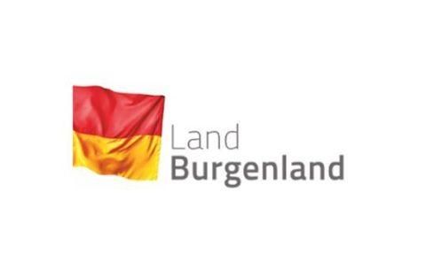 Das Bild zeigt die Flagge von Burgenland, einem Bundesland in Österreich, mit einem rot-gelben Banner und den Worten 'Land Burgenland'.