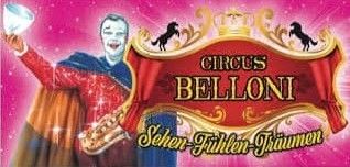 Ein Poster für Circus Belloni zeigt einen Mann mit einem Kristallball, zwei Pferde auf einem roten Banner und den Slogan 'Seen-Fuller-Thaumen' in Deutsch.