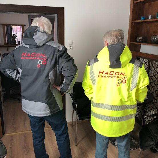 Bild enthält, Coat, Jacket, Hoodie, Adult, Male, Man, Person, Jeans, Arrest, Shoe