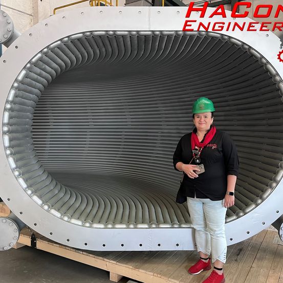 Bild enthält, Hardhat, Shelter, Adult, Male, Man, Person, Coil, Shoe, Rotor, Face