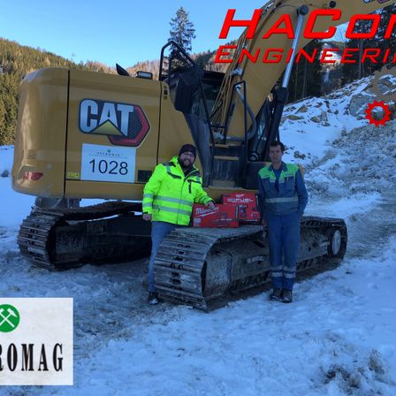 Bild enthält, Hardhat, Person, Adult, Male, Man, Machine, Bulldozer, Worker, Jeans, Glove