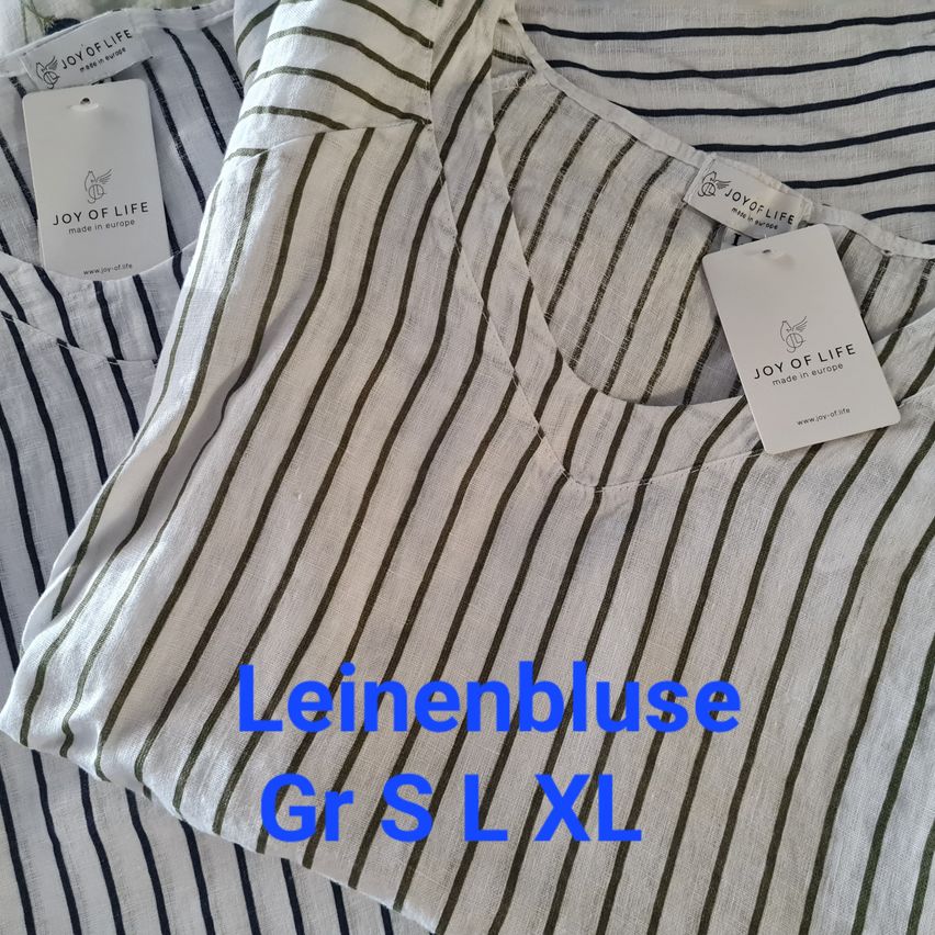 Ein Paar gestreifte Leinenblusen mit den Größen Gr S L XL. Weiß und blau gestreift, mit einem Joy of Life-Tag.